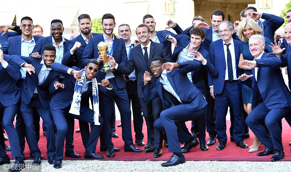 马克龙在爱丽舍宫为法国队庆功