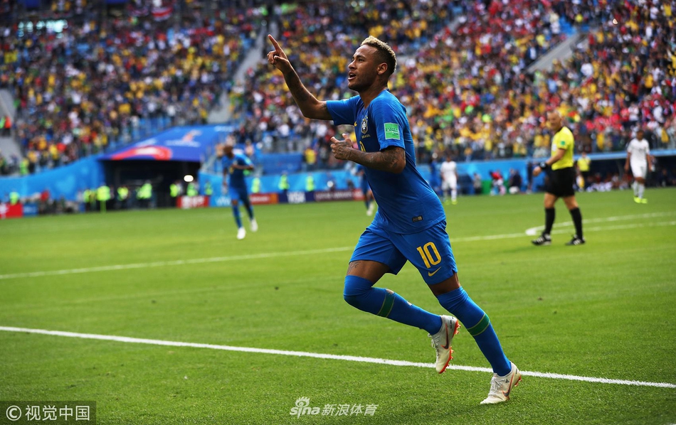 内马尔庆祝进球