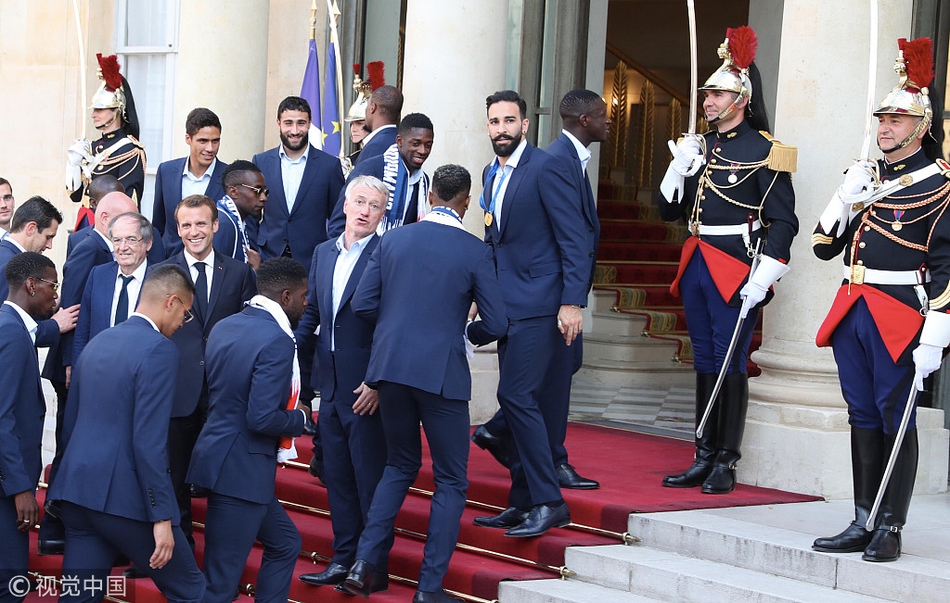马克龙在爱丽舍宫为法国队庆功