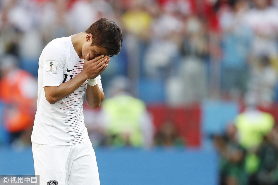 韩国队员垂头丧气黯然离场