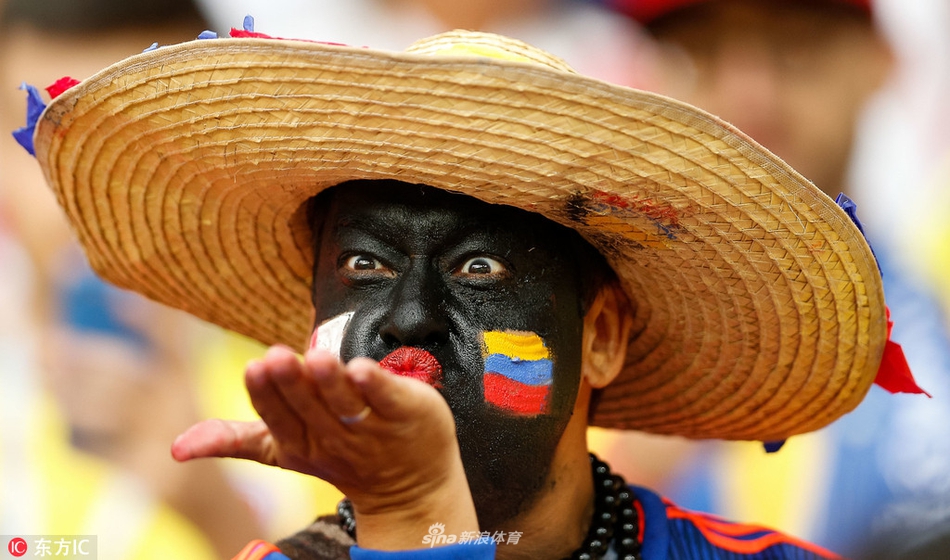 世界杯大黑脸球迷嘟嘴送飞吻