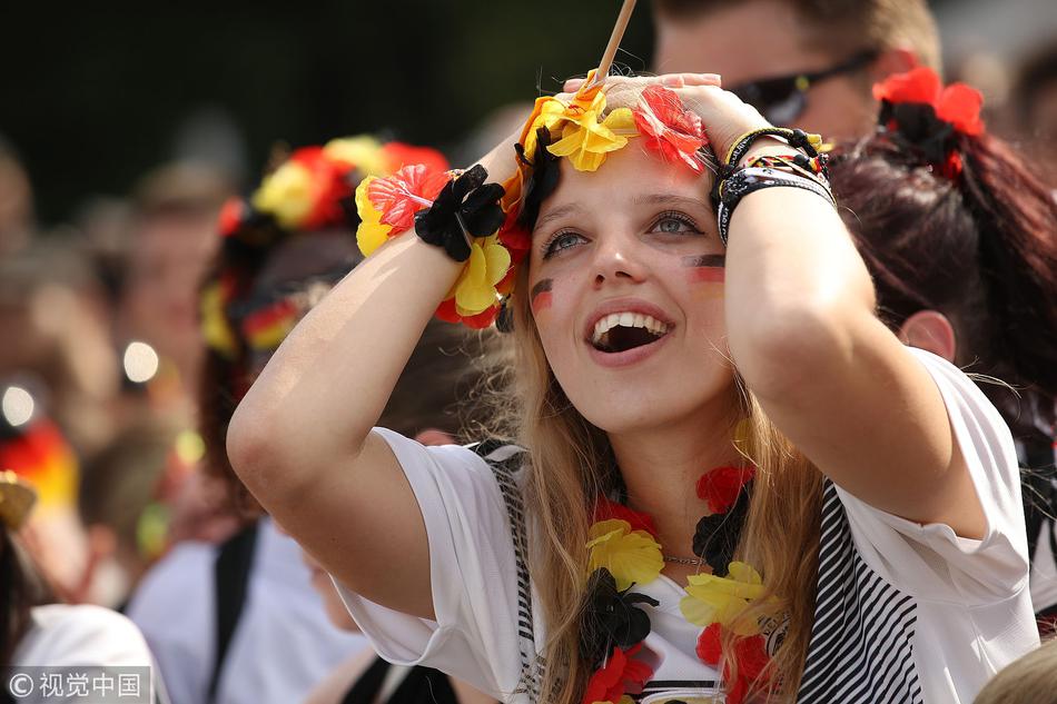 德国输球高颜值女球迷失望不已