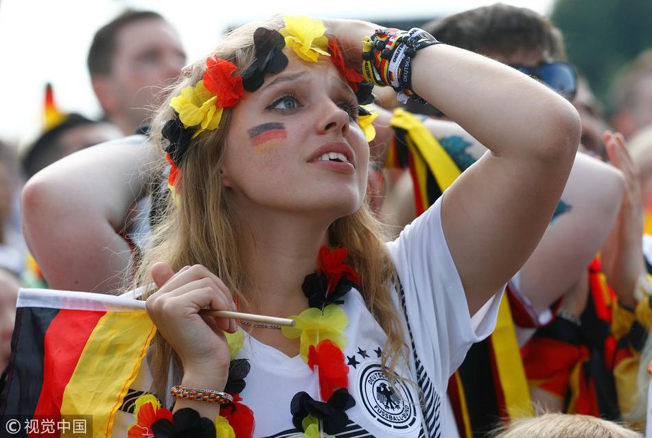 德国输球高颜值女球迷失望不已