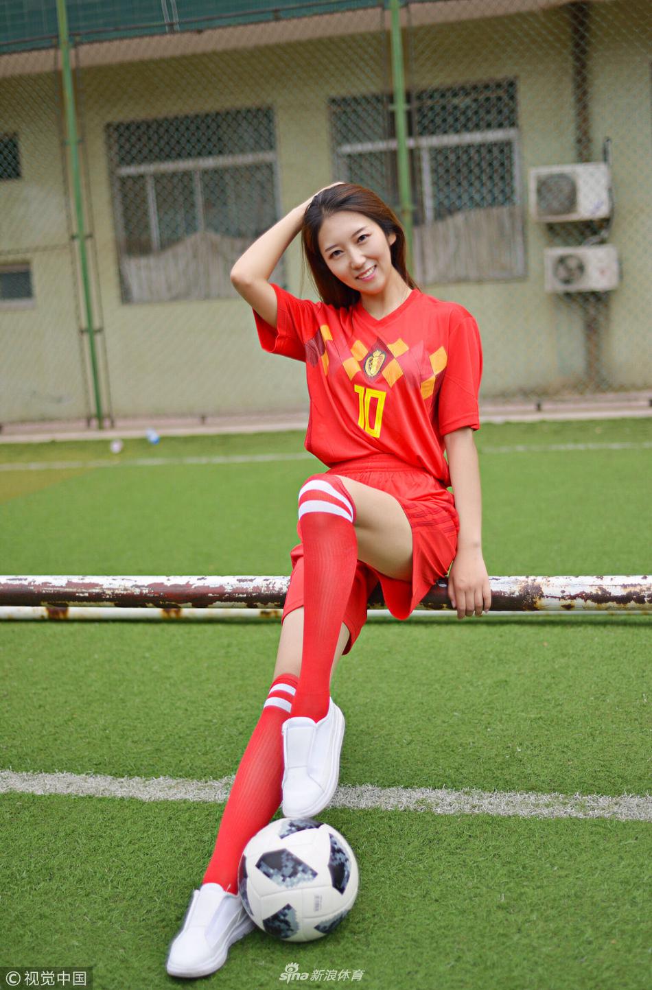 足球宝贝拍摄比利时球衣写真