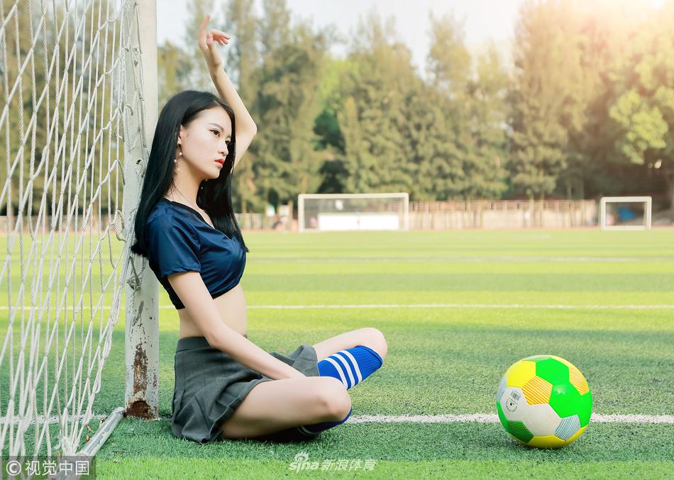 足球宝贝秀逆天长腿 力挺法国队克强敌