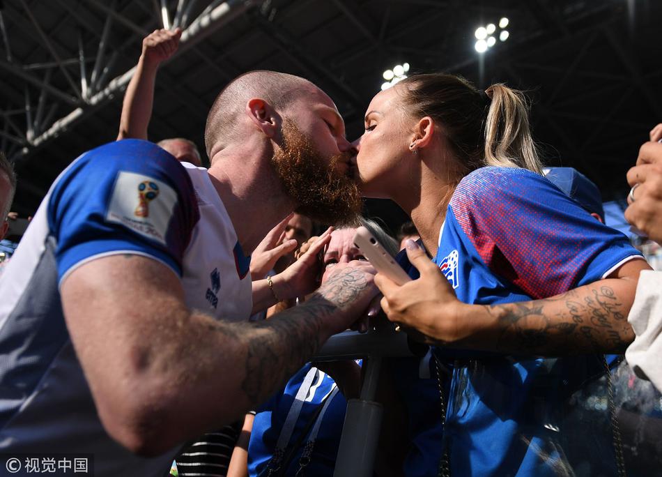 冰岛英雄赛后与妻子热吻庆祝