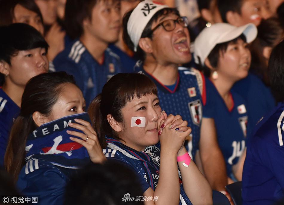 日本本土球迷观赛美女紧张祈祷