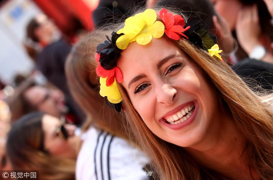 德国瑞典美女球迷入场助威