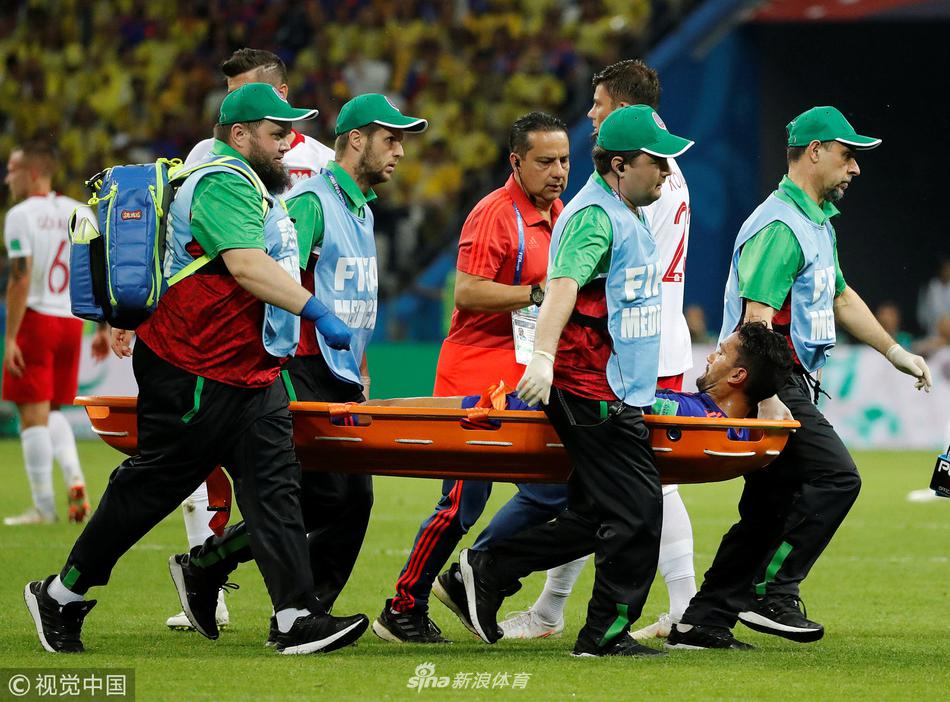 哥伦比亚大将受伤被担架抬出