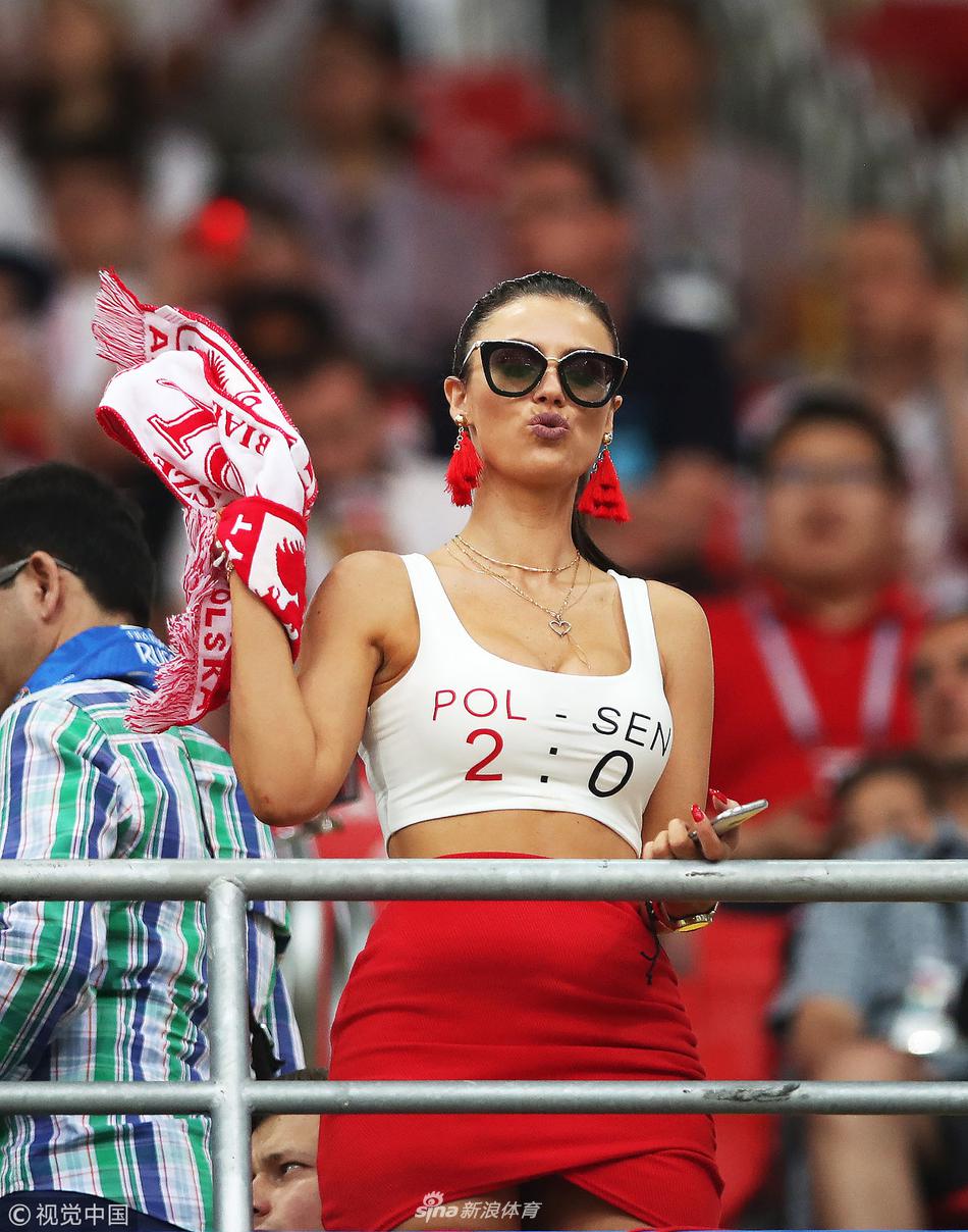 最吸睛女球迷来啦!她的正前方让人挪不开眼