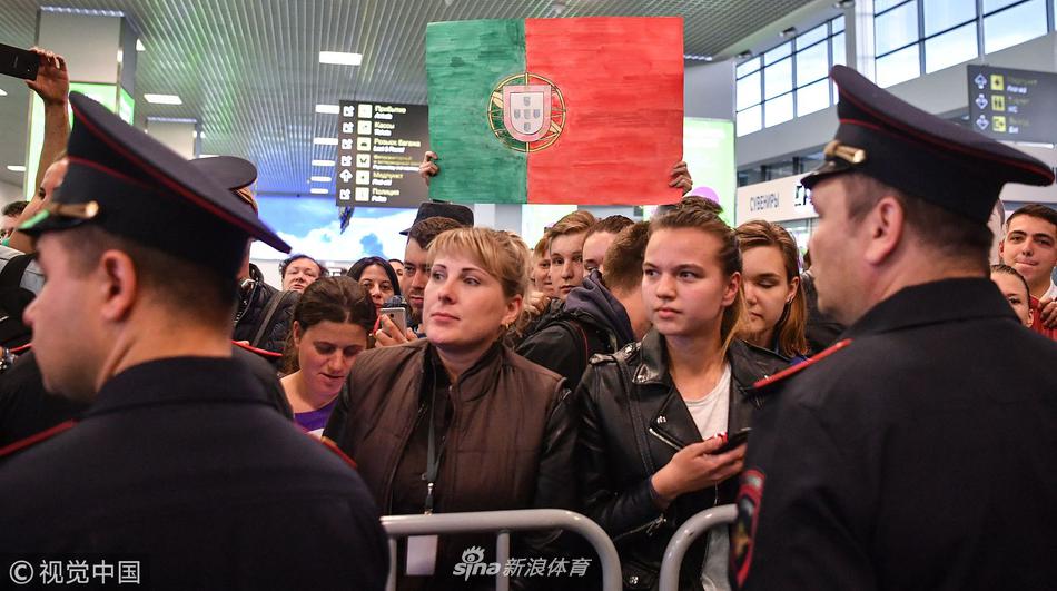 葡萄牙队抵达莫斯科 C罗成焦点