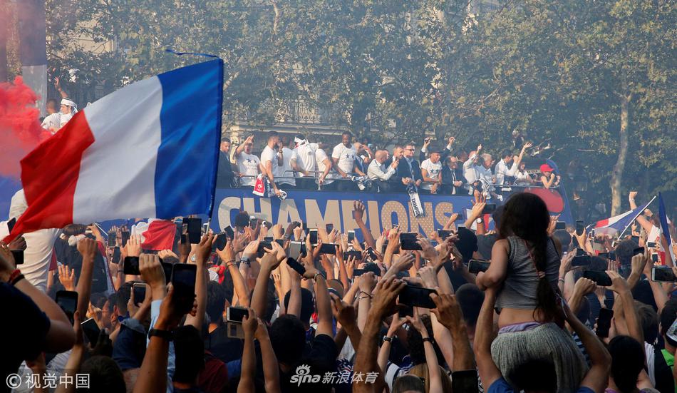 法国队举行夺冠游行 全民上街欢呼庆祝