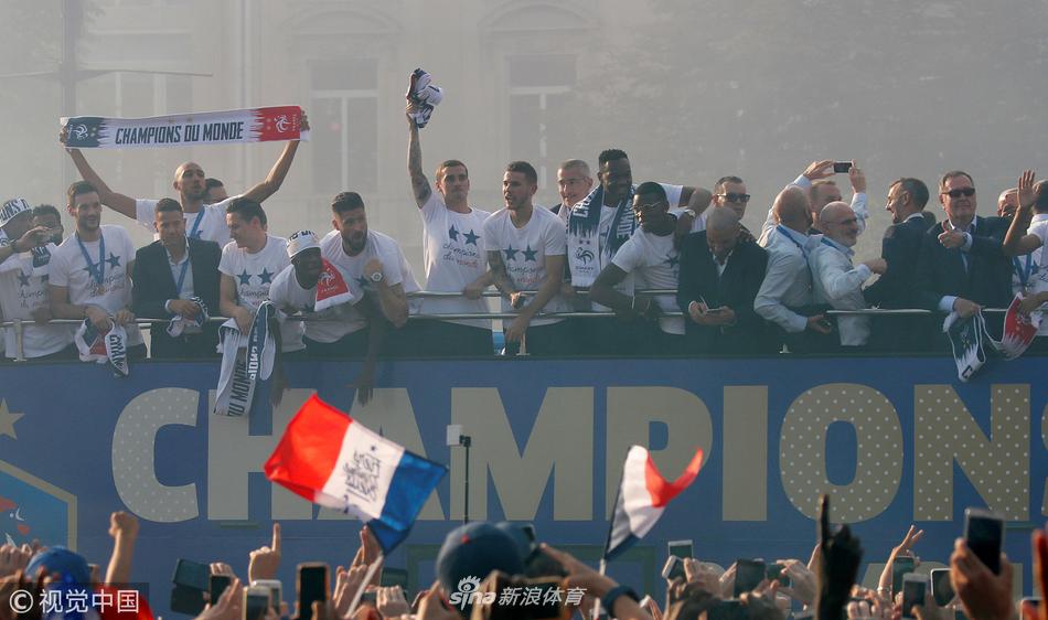 法国队举行夺冠游行 全民上街欢呼庆祝