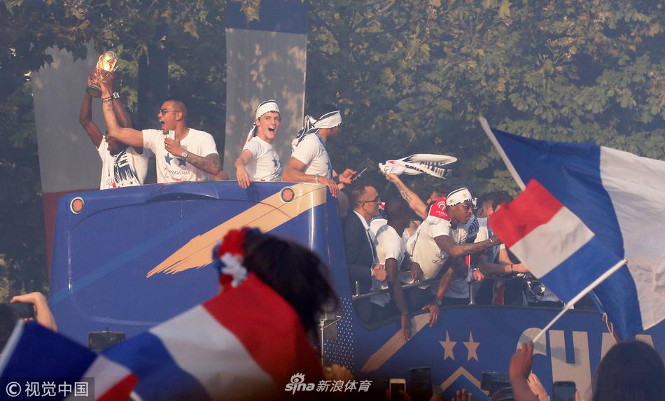 法国队举行夺冠游行 全民上街欢呼庆祝