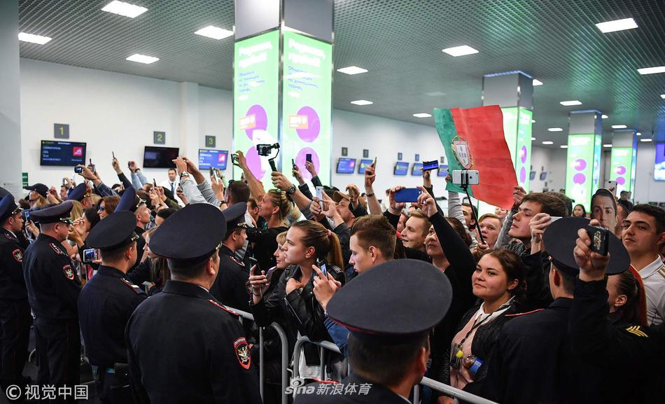 葡萄牙队抵达莫斯科 C罗成焦点