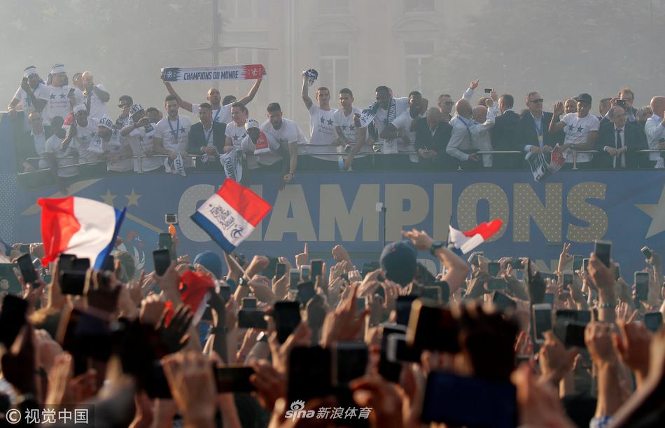 法国队举行夺冠游行 全民上街欢呼庆祝
