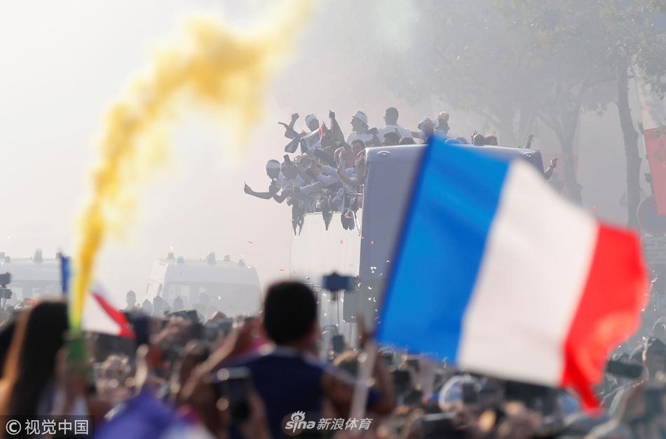 法国队举行夺冠游行 全民上街欢呼庆祝