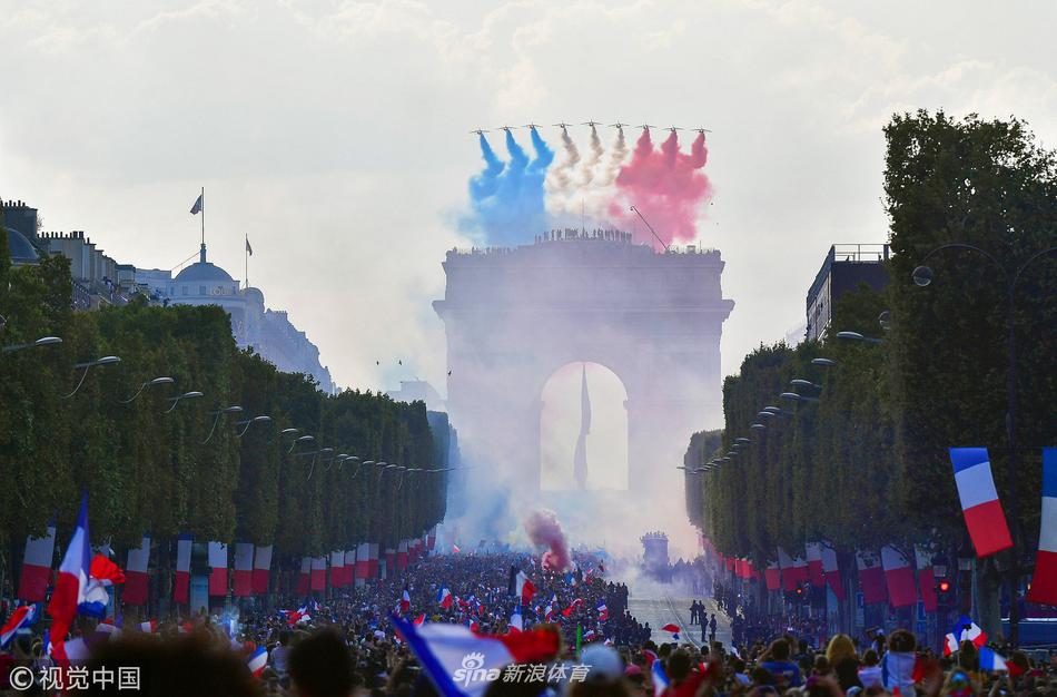 法国队举行夺冠游行 全民上街欢呼庆祝