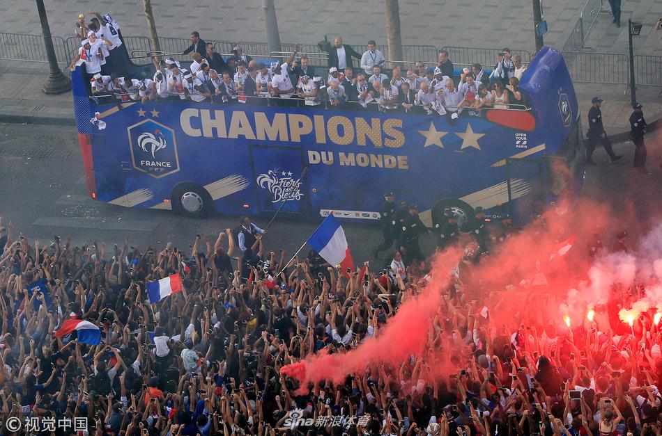 法国队举行夺冠游行 全民上街欢呼庆祝