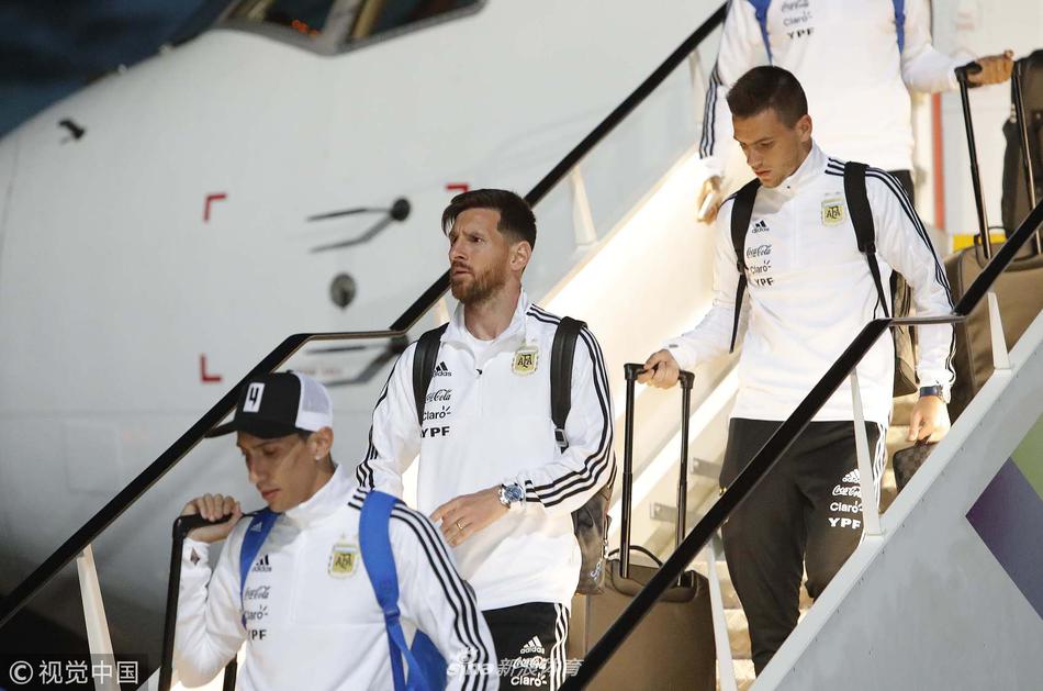 阿根廷队抵达莫斯科 梅西万众瞩目