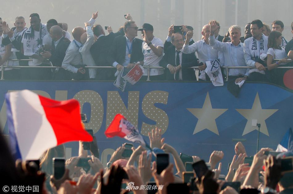 法国队举行夺冠游行 全民上街欢呼庆祝