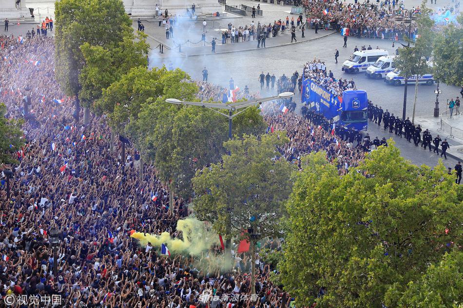 法国队举行夺冠游行 全民上街欢呼庆祝