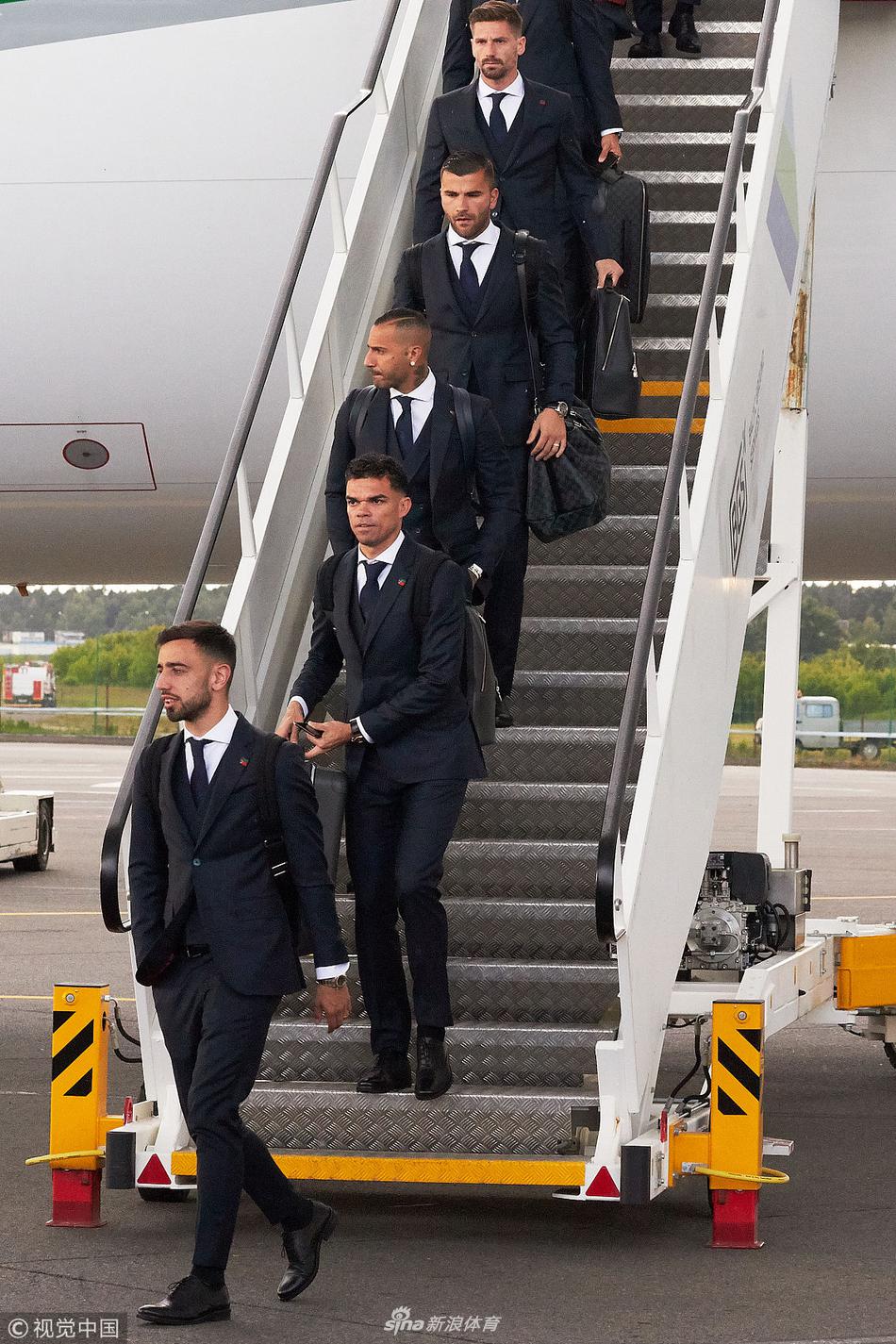 葡萄牙队抵达莫斯科 C罗成焦点