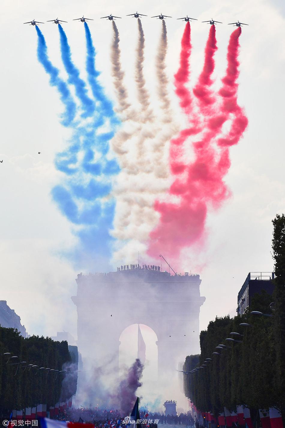 法国队举行夺冠游行 全民上街欢呼庆祝