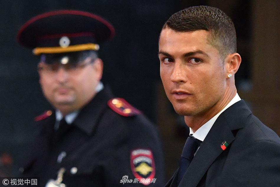 葡萄牙队抵达莫斯科 C罗成焦点