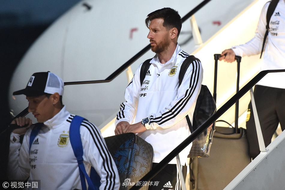 阿根廷队抵达莫斯科 梅西万众瞩目