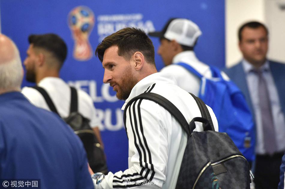 阿根廷队抵达莫斯科 梅西万众瞩目