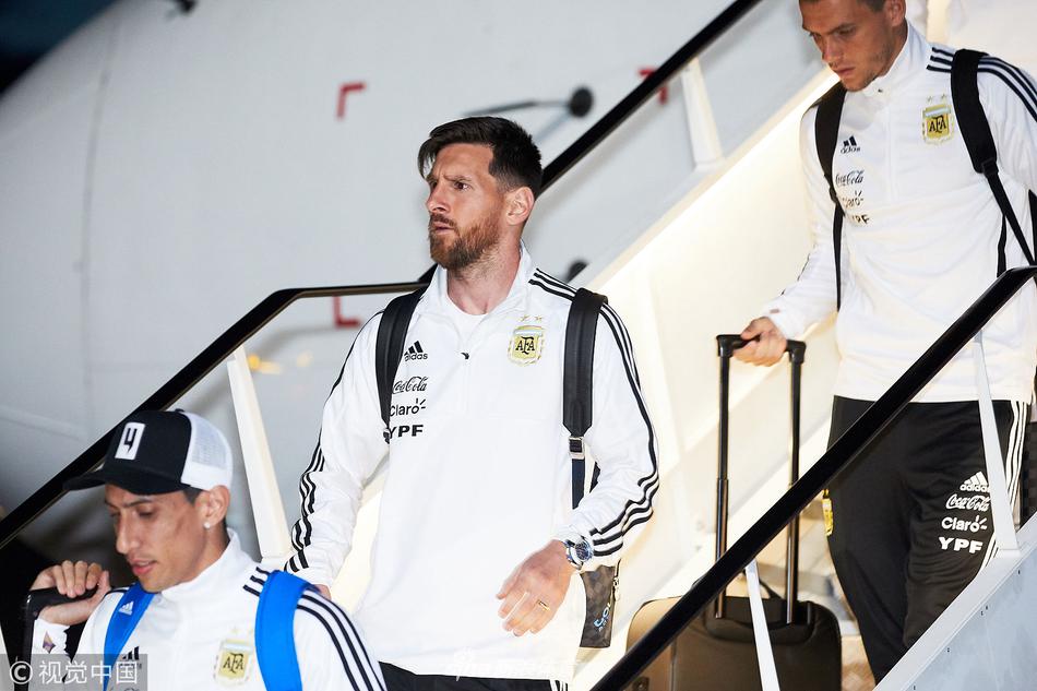 阿根廷队抵达莫斯科 梅西万众瞩目