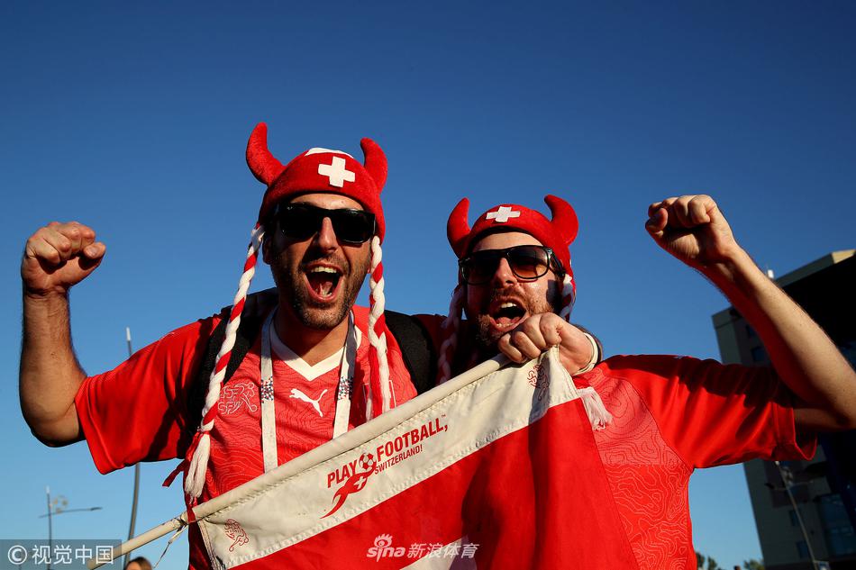 哥斯达黎加瑞士球迷现场为主队加油助威