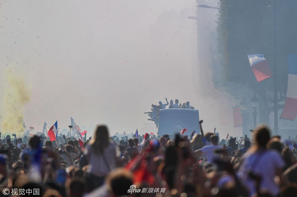 法国队举行夺冠游行 全民上街欢呼庆祝