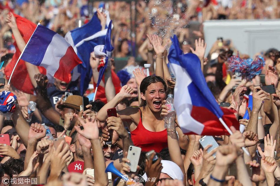 法国队举行夺冠游行 全民上街欢呼庆祝
