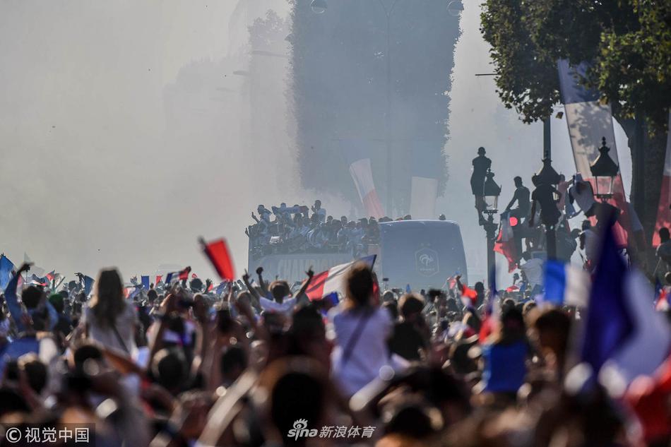 法国队举行夺冠游行 全民上街欢呼庆祝