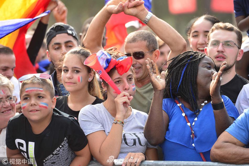 法国队举行夺冠游行 全民上街欢呼庆祝