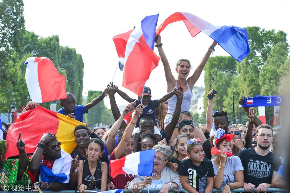 法国队举行夺冠游行 全民上街欢呼庆祝