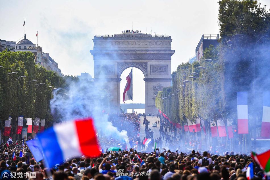 法国队举行夺冠游行 全民上街欢呼庆祝