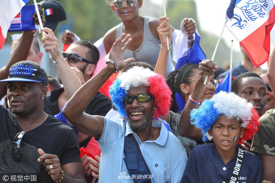 法国队举行夺冠游行 全民上街欢呼庆祝