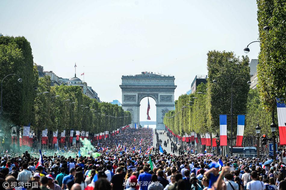 法国队举行夺冠游行 全民上街欢呼庆祝