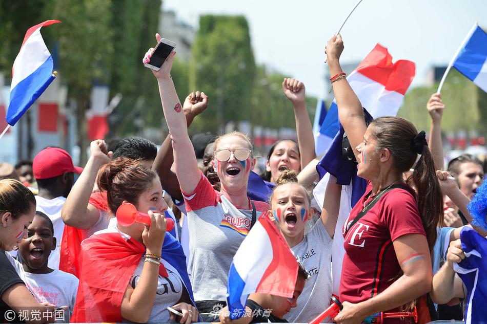 法国队举行夺冠游行 全民上街欢呼庆祝