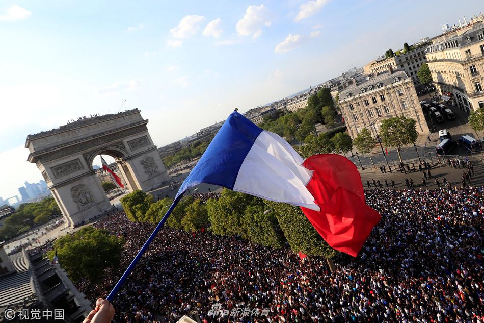 法国队举行夺冠游行 全民上街欢呼庆祝