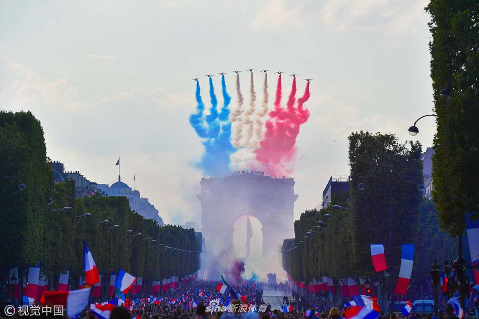 法国队举行夺冠游行 全民上街欢呼庆祝