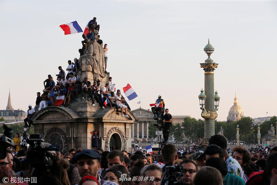 法国队举行夺冠游行 全民上街欢呼庆祝