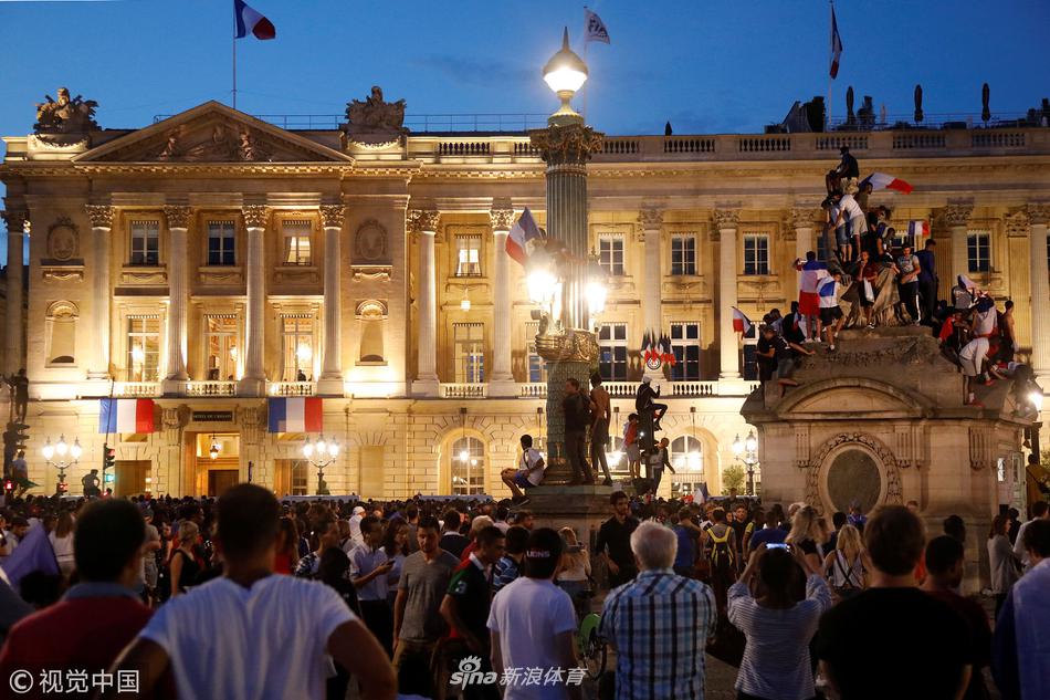 法国队举行夺冠游行 全民上街欢呼庆祝