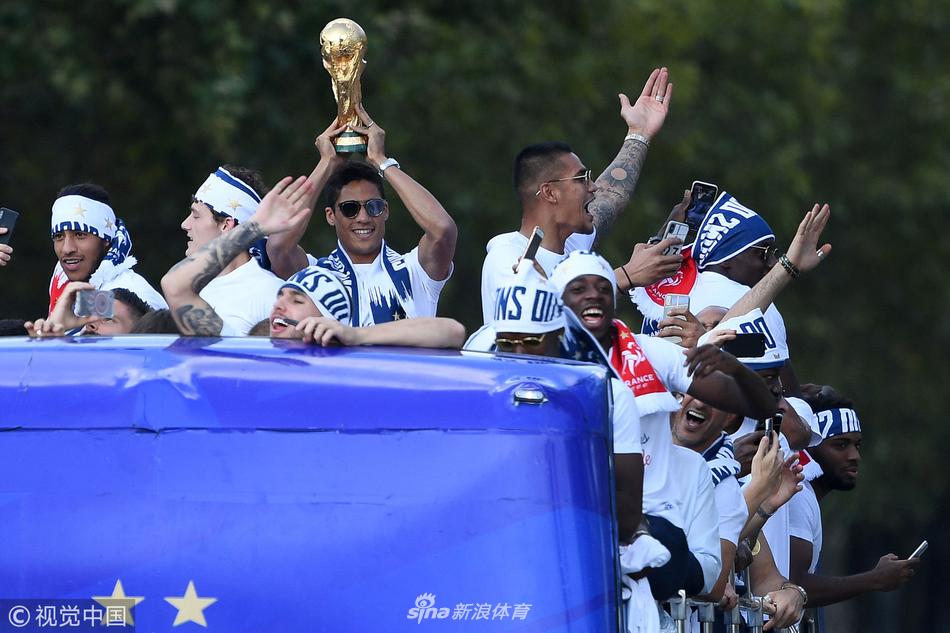 法国队把世界杯带回巴黎