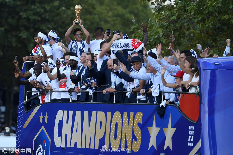 法国队举行夺冠游行 全民上街欢呼庆祝