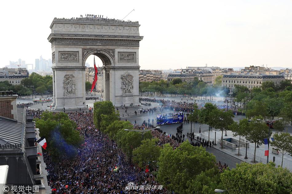 法国队举行夺冠游行 全民上街欢呼庆祝