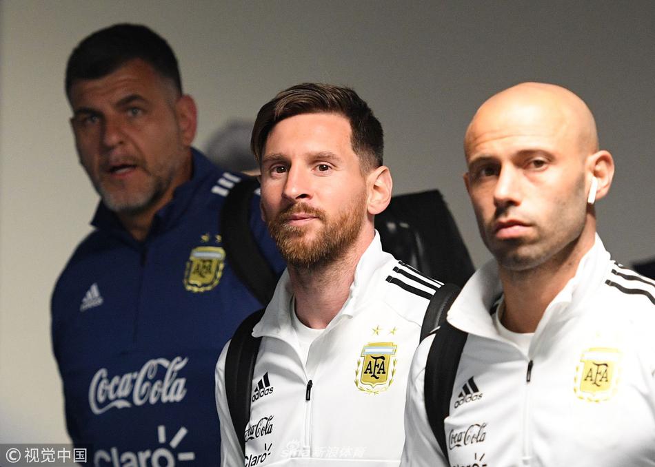 阿根廷队抵达莫斯科 梅西万众瞩目